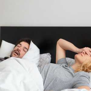 الشخير أكثر شيوعا عند الرجال ويزداد الخطر مع التقدم في العمر