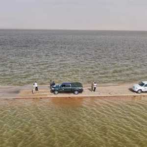 طريق المخيلي الصحراوي تحول إلى "بحيرة"