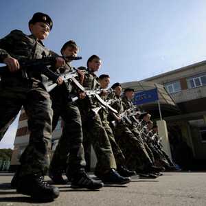 طلبة مدرسة روسية يرتدون الزي العسكري. لقطة أرشيفية