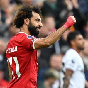 سجل محمد صلاح من ركلة جزاء هدف التقدم خلال الشوط الأول