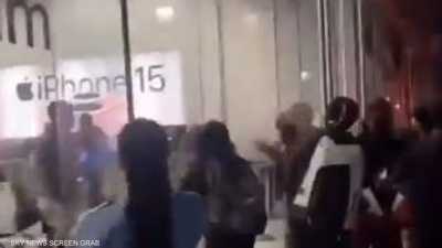 أحدها متجر لـ"آبل".. فيديو لفوضى ونهب متاجر في فيلادلفيا