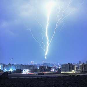 صاعقة تلامس برج الساعة في مكة المكرمة