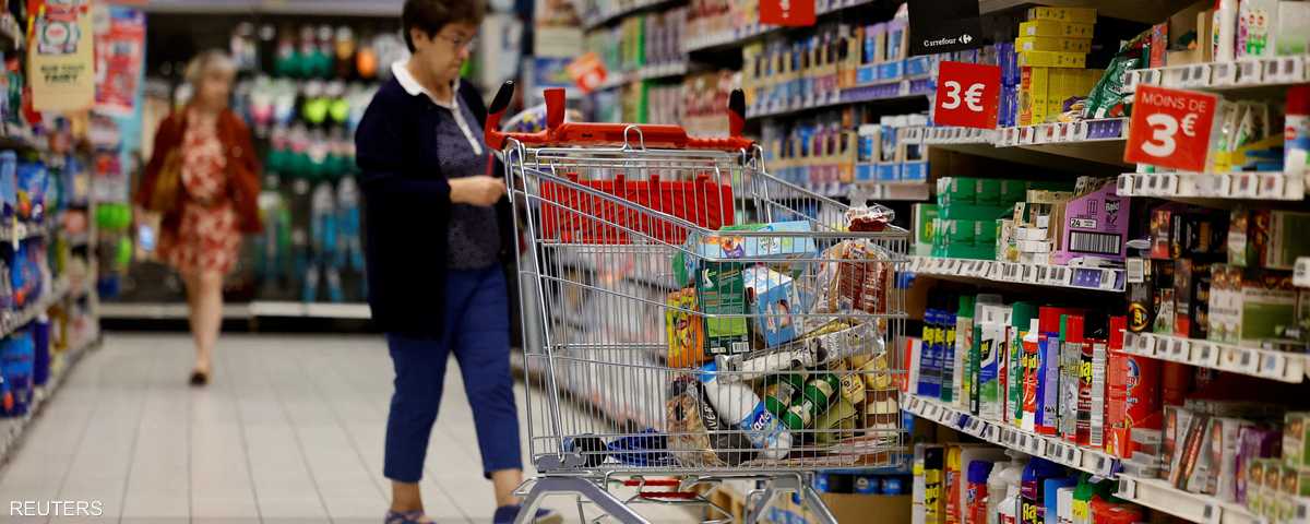 التضخم في أوروبا - سوبر ماركت كارفور في باريس، فرنسا