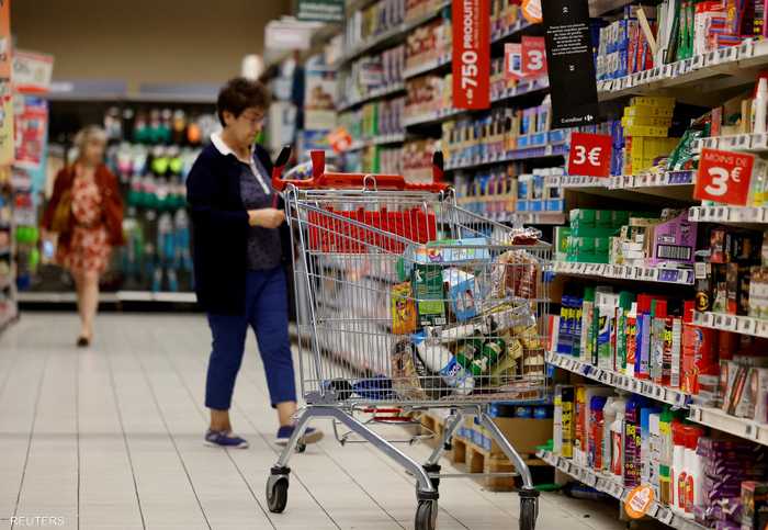 التضخم في أوروبا - سوبر ماركت كارفور في باريس، فرنسا