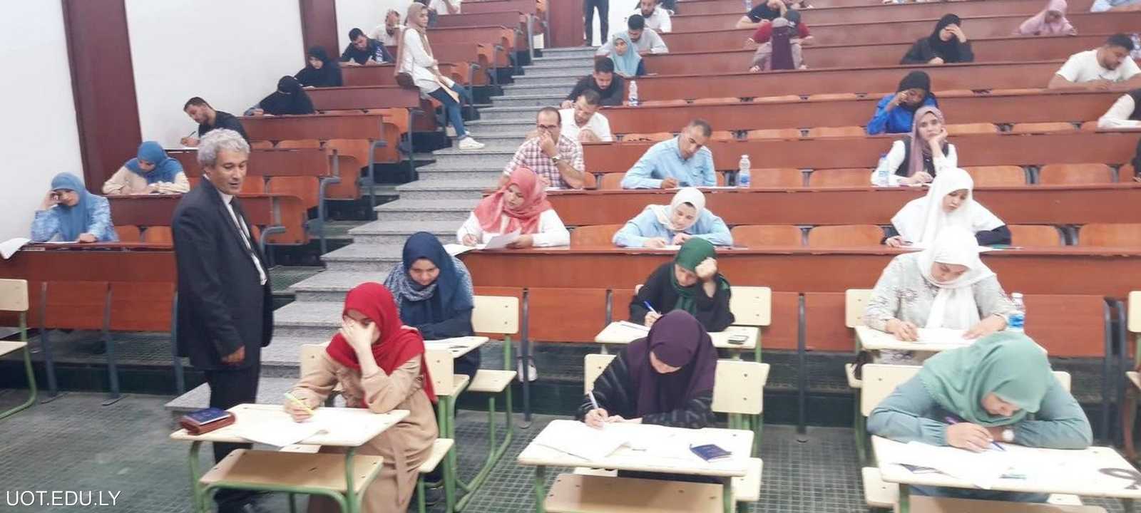 طلبة يتقدمون لامتحانات في جامعة طرابلس (أرشيف)