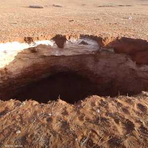 ظهور مفاجئ لحفرة بعمق 60 مترا