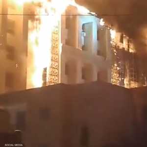 مبنى المديرية وقد اشتعلت فيه النيران