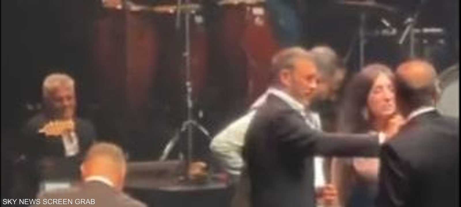 اكتفى الشاب بالتقاط صورة مع النجم العراقي