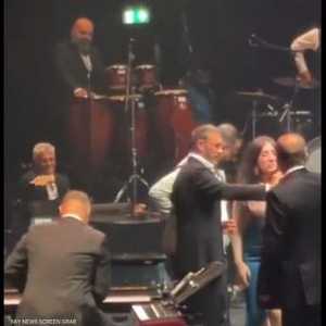 اكتفى الشاب بالتقاط صورة مع النجم العراقي