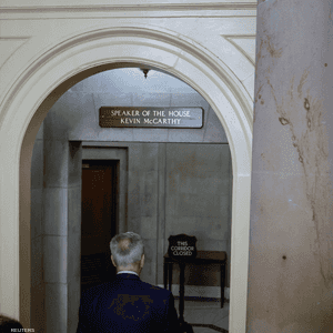 كيفن مكارثي مغادرا قاعة الاجتماعات في مجلس النواب