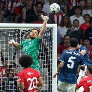 جان أوبلاك ومحاولة لصد الكرة