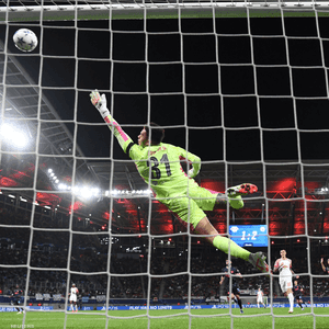 لقطة كروية لإيدرسون حارس مرمى سيتي