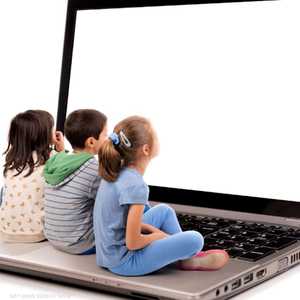 تحذيرات من تعرض الأطفال للشاشات في سن صغيرة