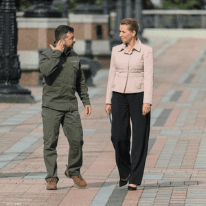 زيلينسكي خلال استقباله رئيسة وزراء الدنمارك في كييف