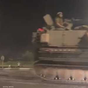 في الفيديو يمكن رؤية عدد من المدرعات والمركبات القتالية