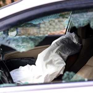 آثار دمار لحق بإحدى السيارات في الأحداث الأخيرة