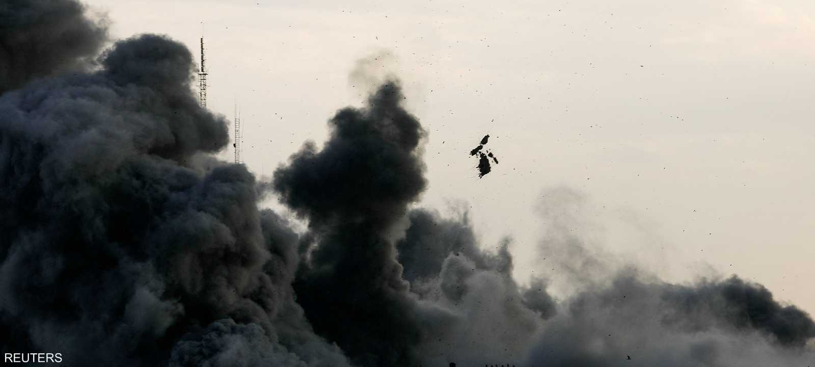 الدخان يتصاعد بعد قصف إسرائيلي لأهداف في غزة