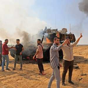 دبابة إسرائيلية محترقة في بداية هجوم حماس