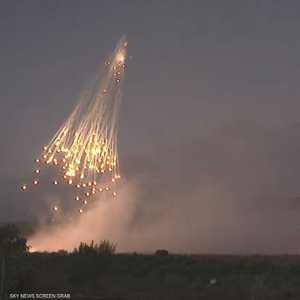 لحظة القصف الإسرائيلي بقذائف حارقة على جنوب لبنان