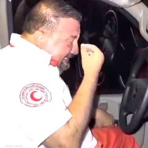 سائق سيارة الإسعاف وهو يبكي