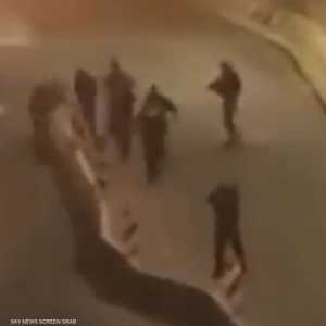 لحظة إطلاق النار على المهاجم