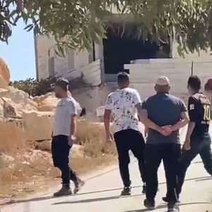 مستوطن يطلق النار بشكل مباشر على فلسطيني في يطا