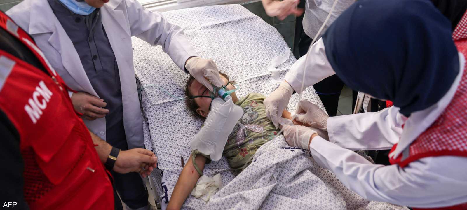 مسعفون يحاولون إنقاذ طفل فلسطيني في رفح أصيب بغارة إسرائيلية