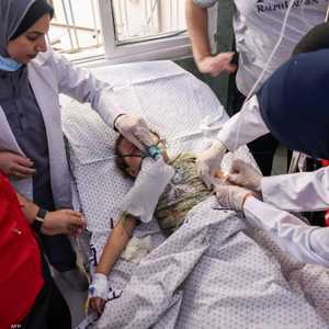 مسعفون يحاولون إنقاذ طفل فلسطيني في رفح أصيب بغارة إسرائيلية