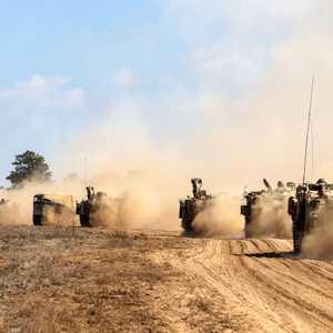 تنتشر دبابات الجيش الإسرائيلي على طول الحدود مع القطاع