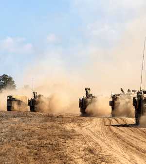 تنتشر دبابات الجيش الإسرائيلي على طول الحدود مع القطاع