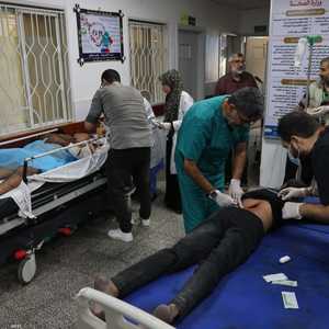 جرحى يتلقون العلاج في مستشفى في رفح