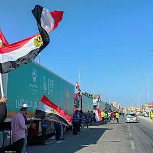 شاحنات المساعدات تنتظر لدخول قطاع غزة عبر معبر رفح
