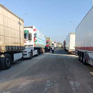 شاحنات تحمل مساعدات إنسانية تنتظر فتح معبر رفح