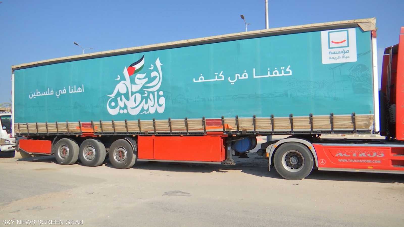 شاحنات المساعدات تنتظر لدخول قطاع غزة عبر معبر رفح