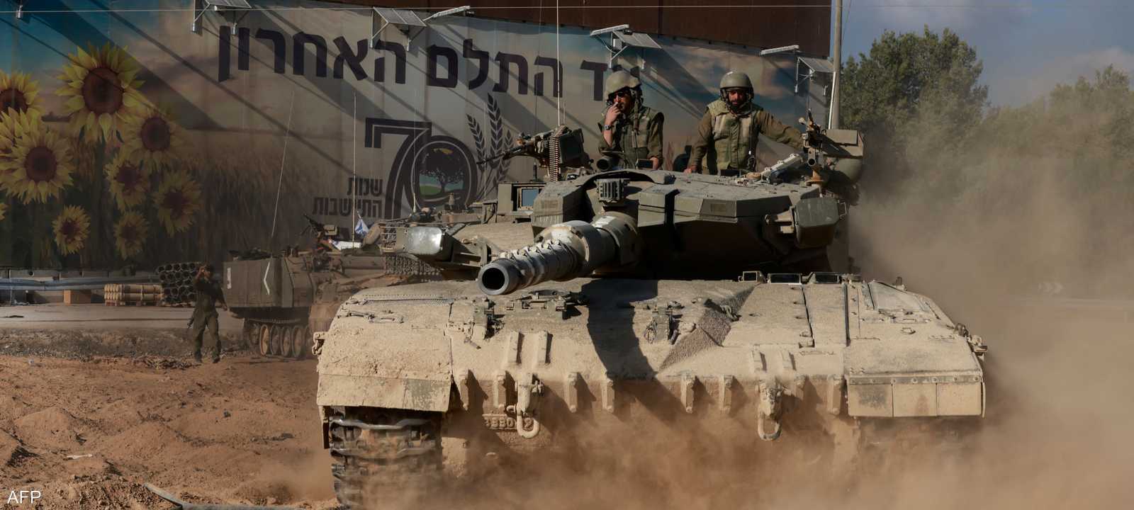 دبابة إسرائيلية تسير قرب حدود غزة