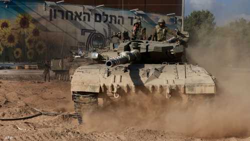 دبابة إسرائيلية تسير قرب حدود غزة