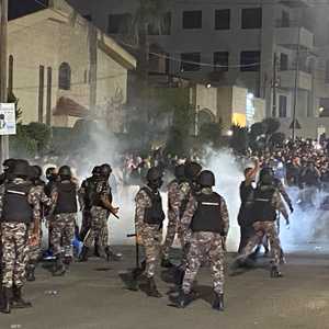 الأمن الأردني يمنع المتظاهرين من اقتحام مبنى سفارة إسرائيل