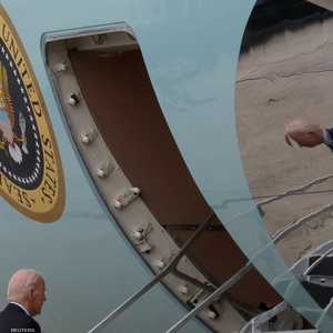 انعكاس صورة بايدن وهو يصعد الطائرة الرئاسية متجها للمنطقة