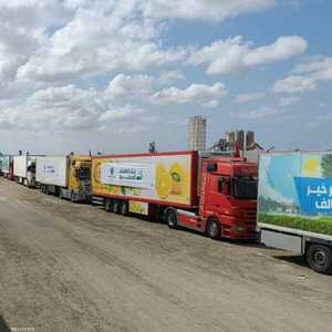 قوافل مساعدات تنتظر أمام معبر رفح على الجانب المصري
