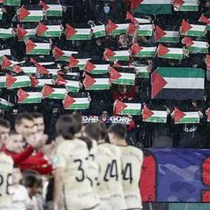 رفعت جماهير نادي أوساسونا الإسباني العلم الفلسطيني