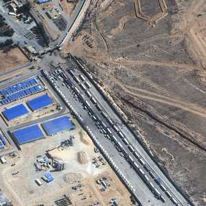 شاحنات المساعدات تنتظر على الجانب المصري من معبر رفح