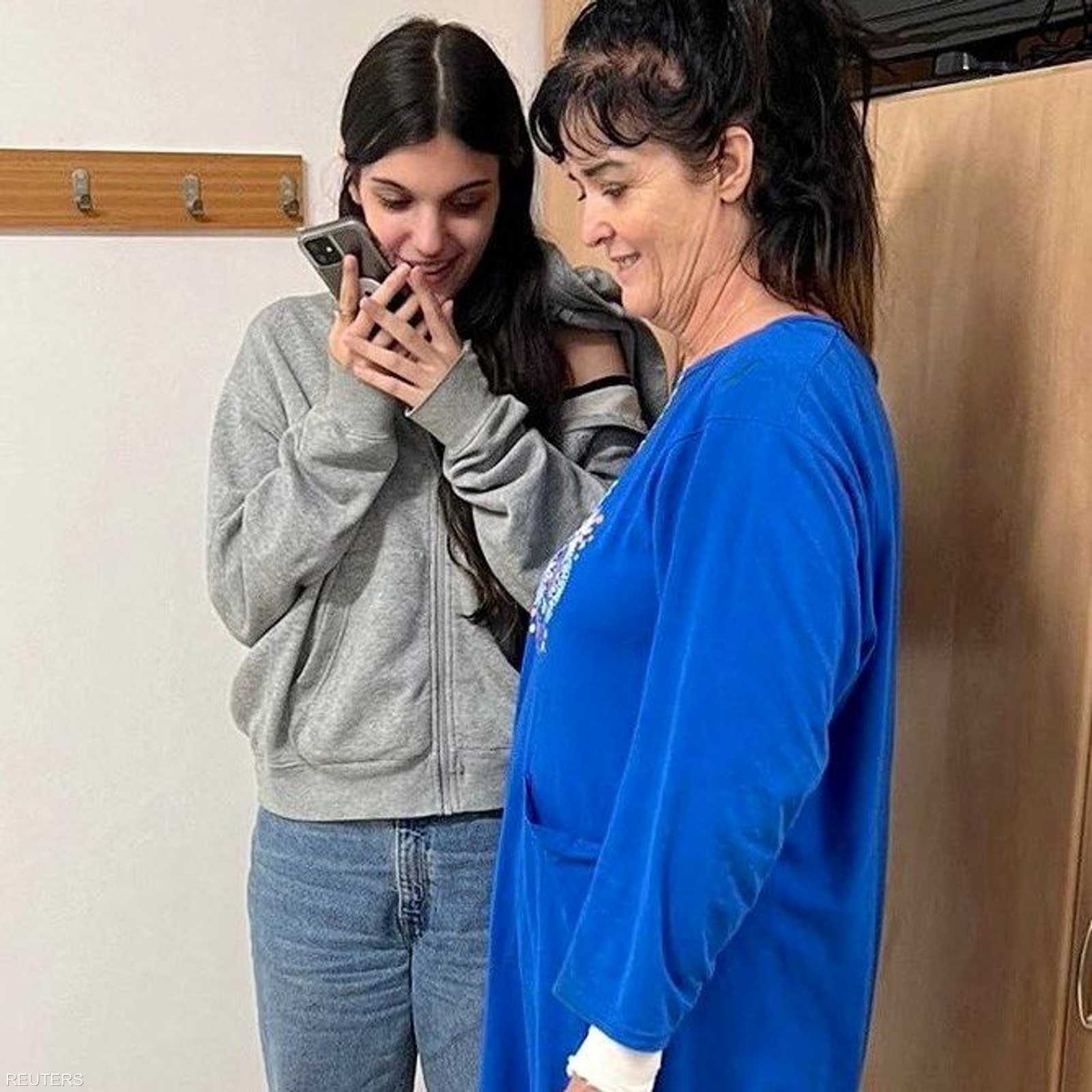 أول صورة للرهينتين الأميركيتين بعد إطلاق "حماس" سراحهما