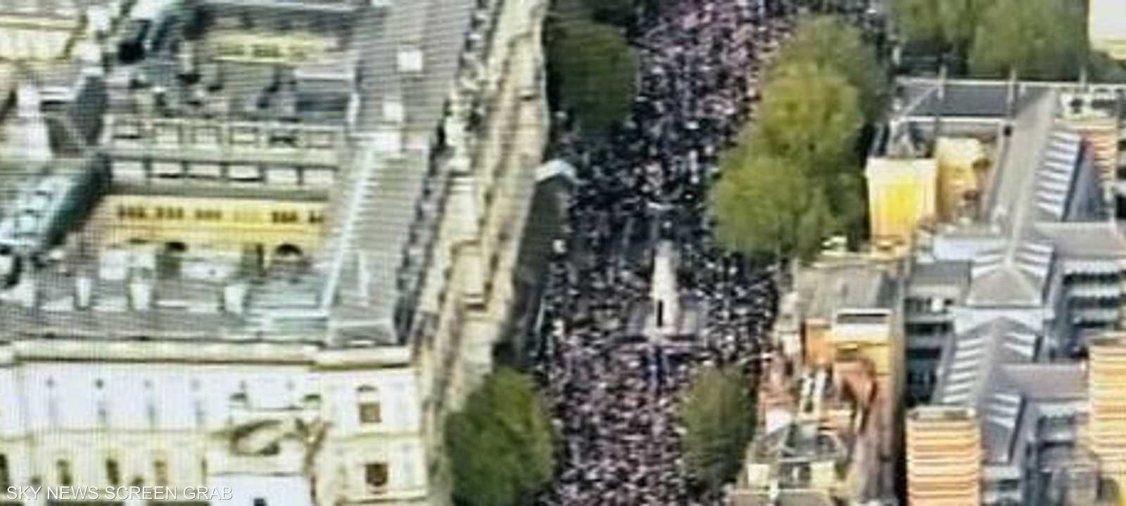 رفع الناس لافتات كتب عليها "فلسطين حرة"