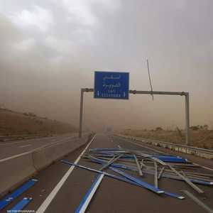 انهيار لافتات التشوير وأعمدة الإضاءة في بعض الشوراع