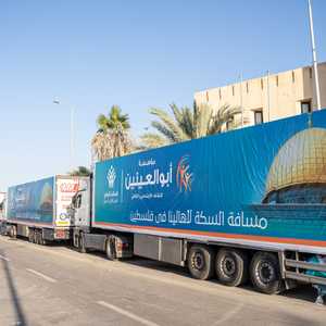 تحمل الشاحنات مستلزمات طبية ومواد غذائية