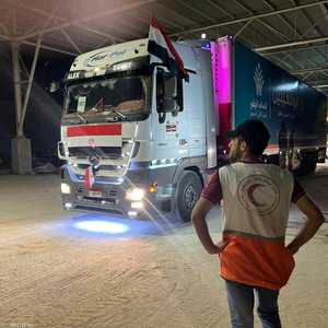 شاحنة تحمل مساعدات إلى قطاع غزة