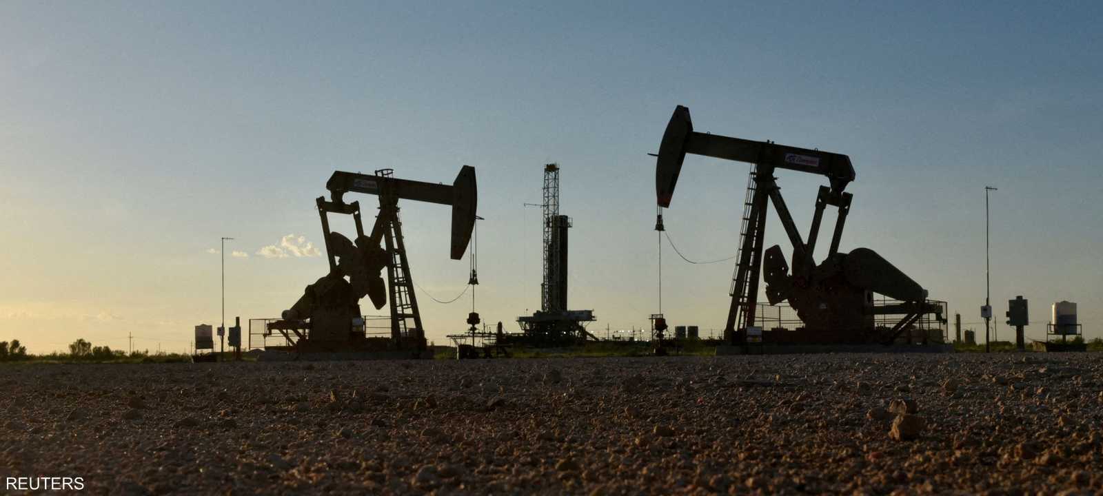 النفط - منصة تعمل في حقل بميدلاند، تكساس