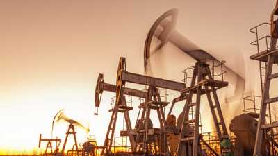 النفط يرتفع قبل اجتماع أوبك+ متجاهلا زيادة مخزونات الأميركية