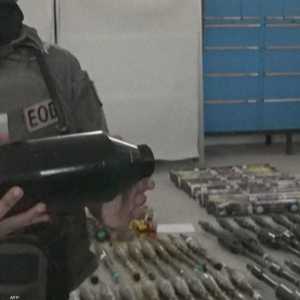 جندي يستعرض أحد الأسلحة التي عثر عليها الجيش الإسرائيلي