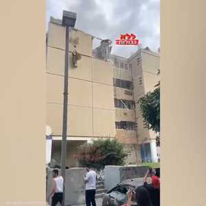 إصابة إسرائيليين إثر قصف مبنى في تل أبيب